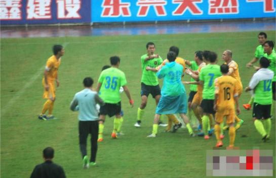 香港明星足球队陷斗殴，黄日华“降龙十八掌”击倒三人？