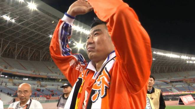韩鹏和因伤缺席比赛的刘金东一起捧起了冠军奖杯