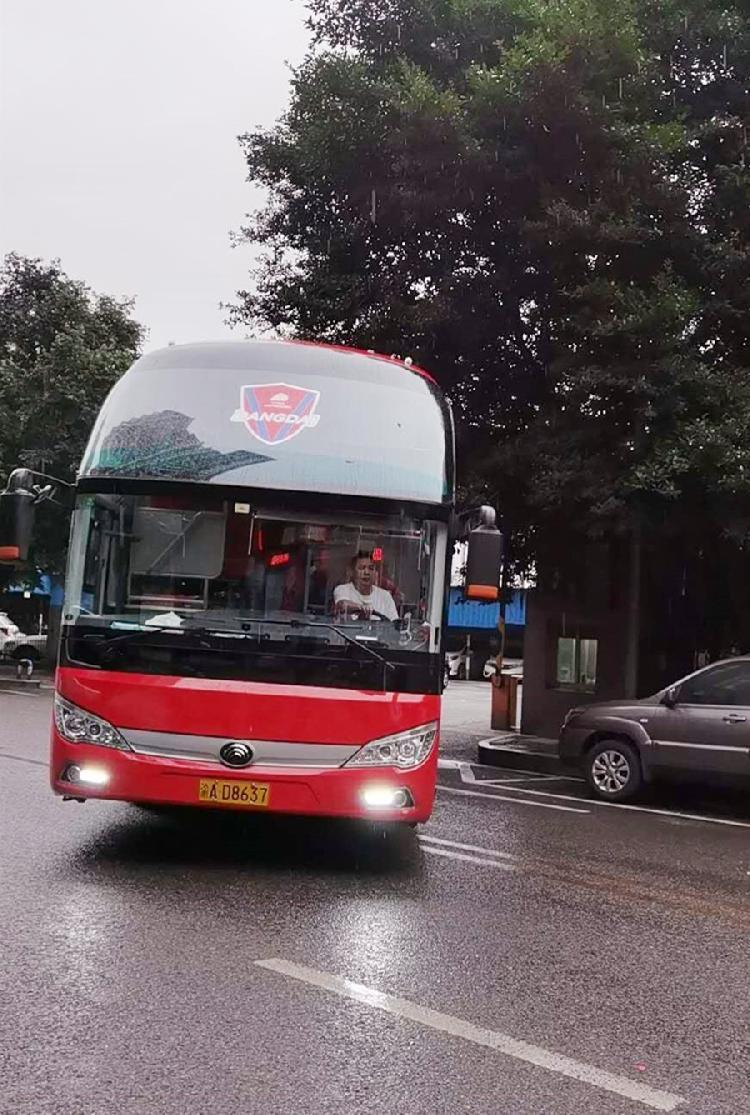 球队大巴车从重庆开往苏州赛区驻地酒店这一路